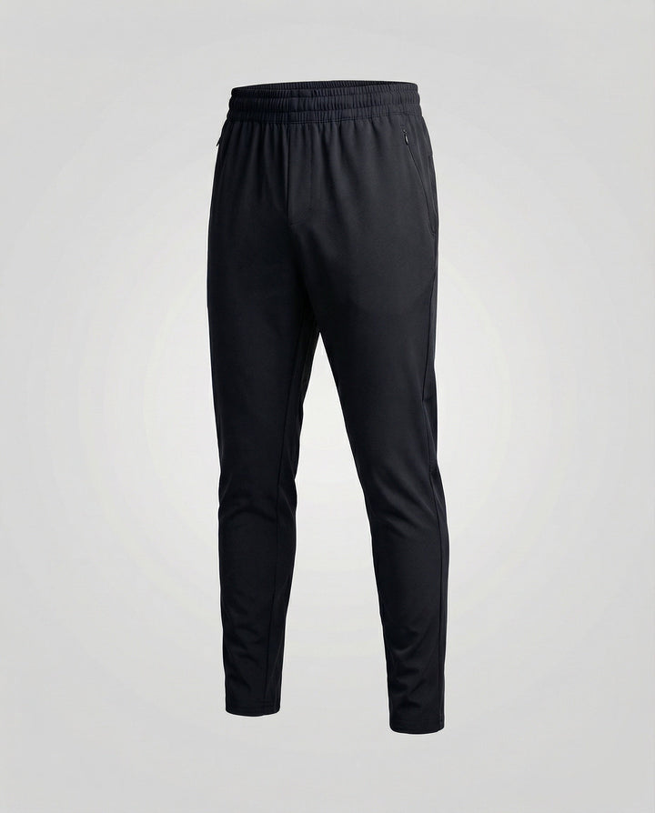 Rückenansicht der figurbetonten Tapered Herren Jogginghose, schmal zulaufend für einen modernen Look.