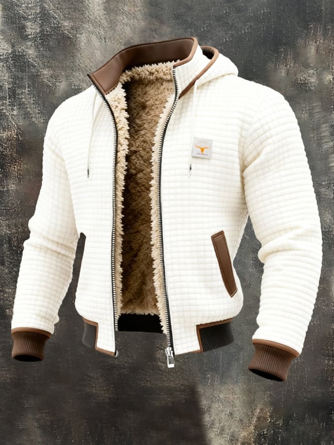 Mann trägt stilvolle Thermo Impact Herrenjacke beim Outdoor-Spaziergang im Schnee. Warmes Winteroutfit.