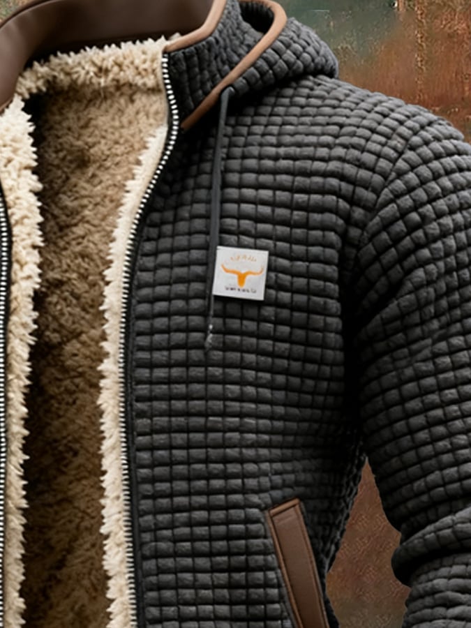 Schlanker Mann präsentiert die stilvolle, gepolsterte Thermo Impact Herren Winterjacke im Freien.