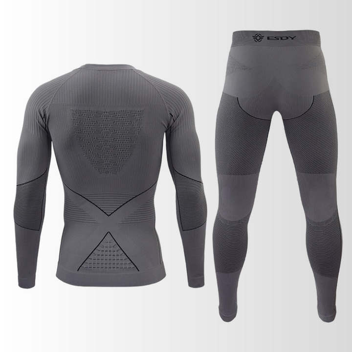 Mann trägt funktionelles Herren Thermounterwäsche Set. Perfektes Baselayer für Wintersport & Outdoor-Aktivitäten bei Kälte.