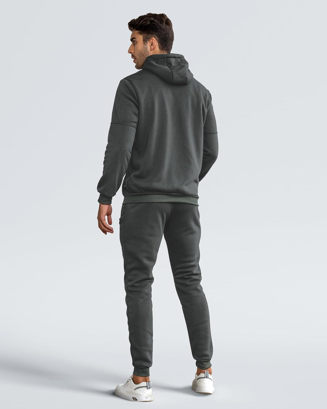 Trendiger Herren Sport- & Freizeitanzug, Slimfit-Passform, atmungsaktiv & komfortabel.