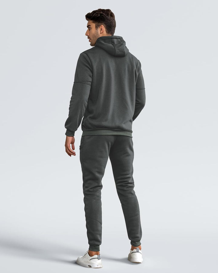 Trendiger Herren Sport- & Freizeitanzug, Slimfit-Passform, atmungsaktiv & komfortabel.