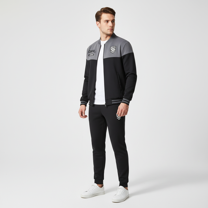 Mann präsentiert sportlichen Herren Baseball-Trainingsanzug, ideal für einen aktiven und entspannten Freizeit-Look.