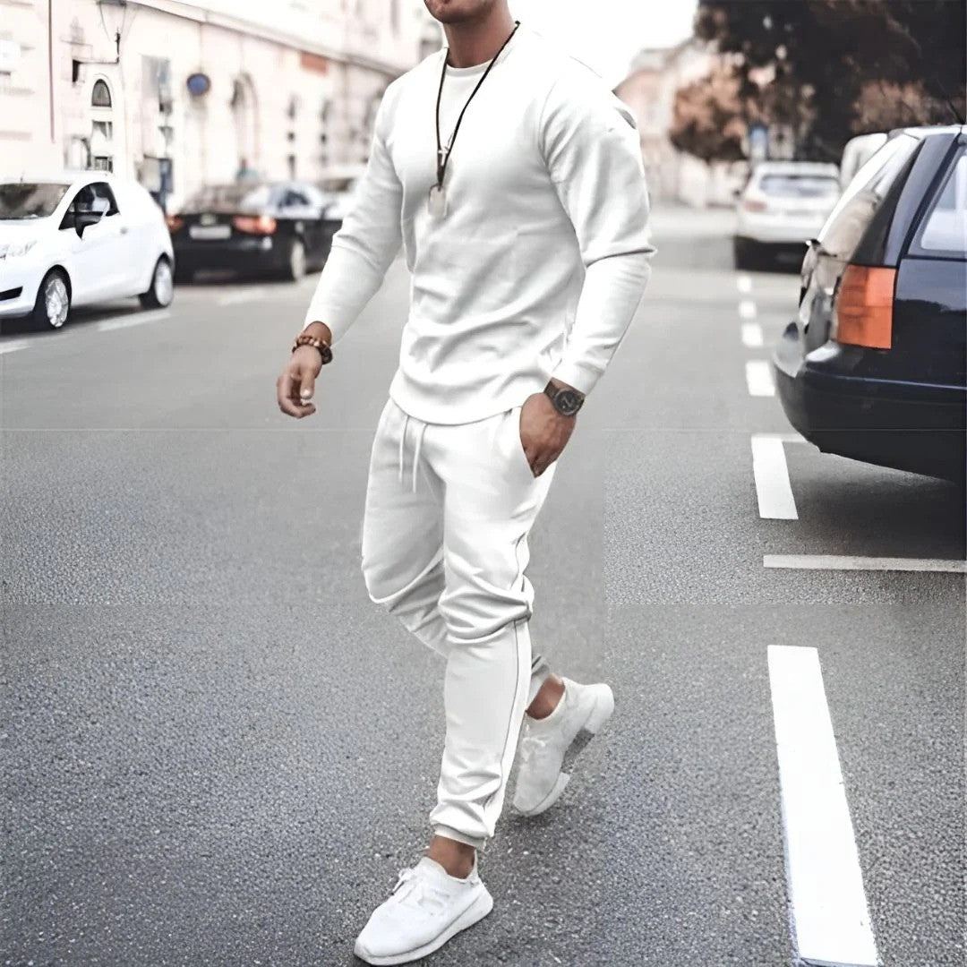 Bequemer Herren Jogginganzug für Sport & Entspannung. Stylisches Fitness Outfit und Freizeitanzug für Männer.