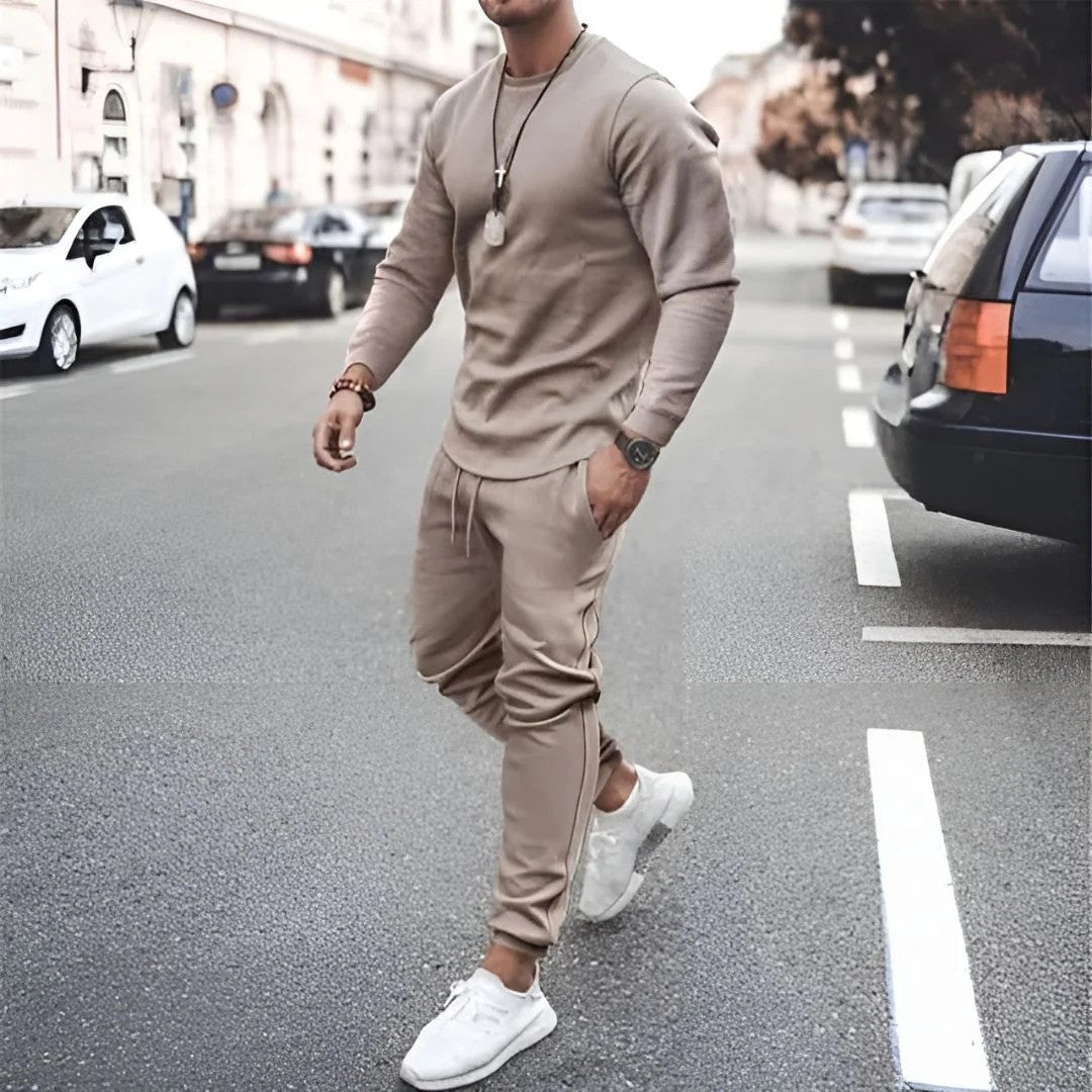 Dynamischer Herren Sportanzug für Workout und Training. Atmungsaktiver Freizeitanzug für aktive Männer.