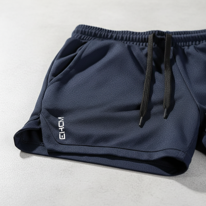 Nahaufnahme der lockeren Louis Herren Kurzen Hose mit Kordelzug, betont die flexible Passform.