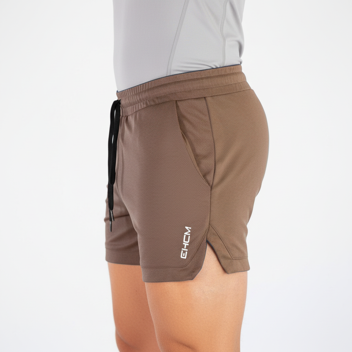 Mann trägt ultraleichte Louis Herren Sommershorts, perfekt für Aktivitäten oder Entspannung im Sommer.