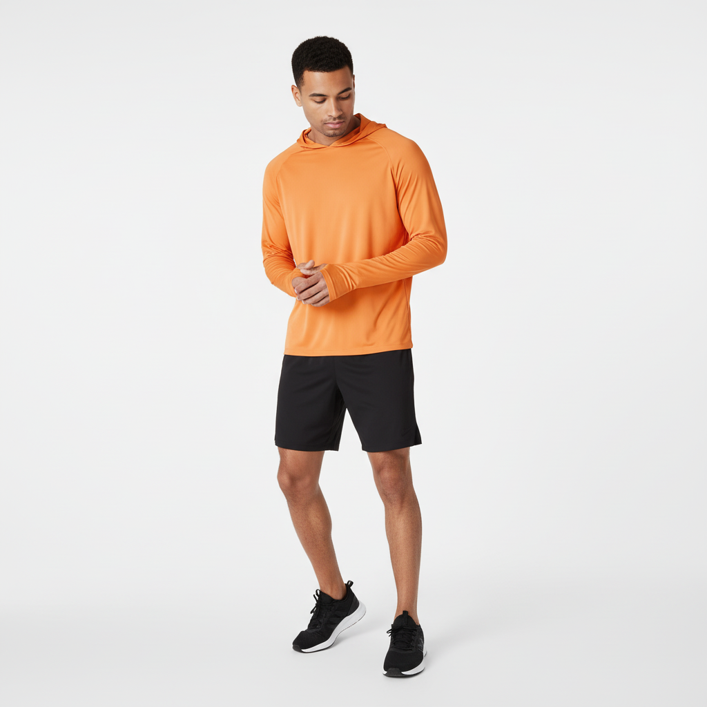 Aktiver Mann trägt Herren UV Schutz Hoodie SunveilPro beim Kanufahren. Ideale Outdoor-Sportbekleidung.