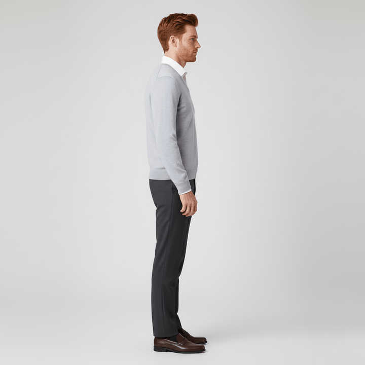 Eleganter Slim Fit Herrenpullover, V-Ausschnitt, komfortabel und stilvoll für den Alltag.