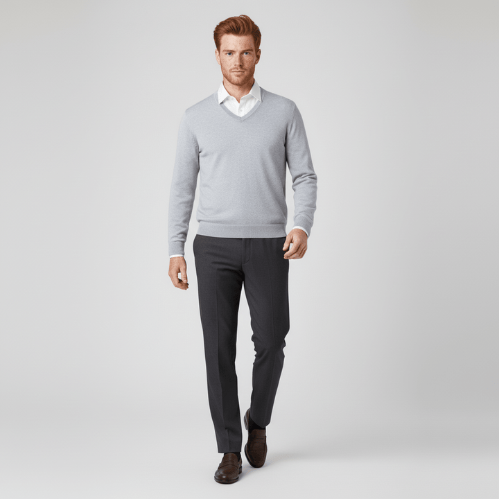 Moderner Herren V-Ausschnitt Strickpullover, schmal geschnitten, für einen gepflegten Look.