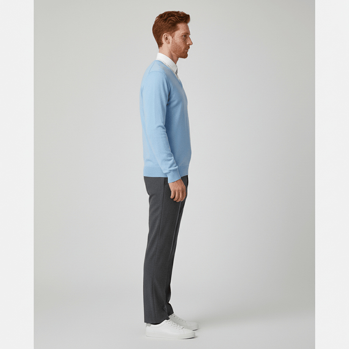 Herren Pullover Samuel, Slim Fit, V-Ausschnitt, bietet zeitlose Eleganz für den modernen Mann.