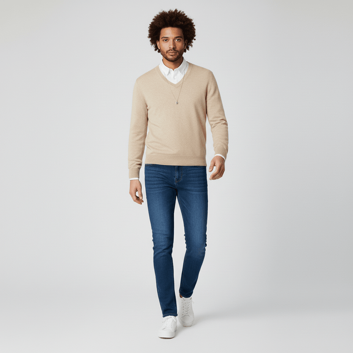 Vielseitiger Herrenpullover mit V-Ausschnitt und schmalem Schnitt für elegante Casual Looks.