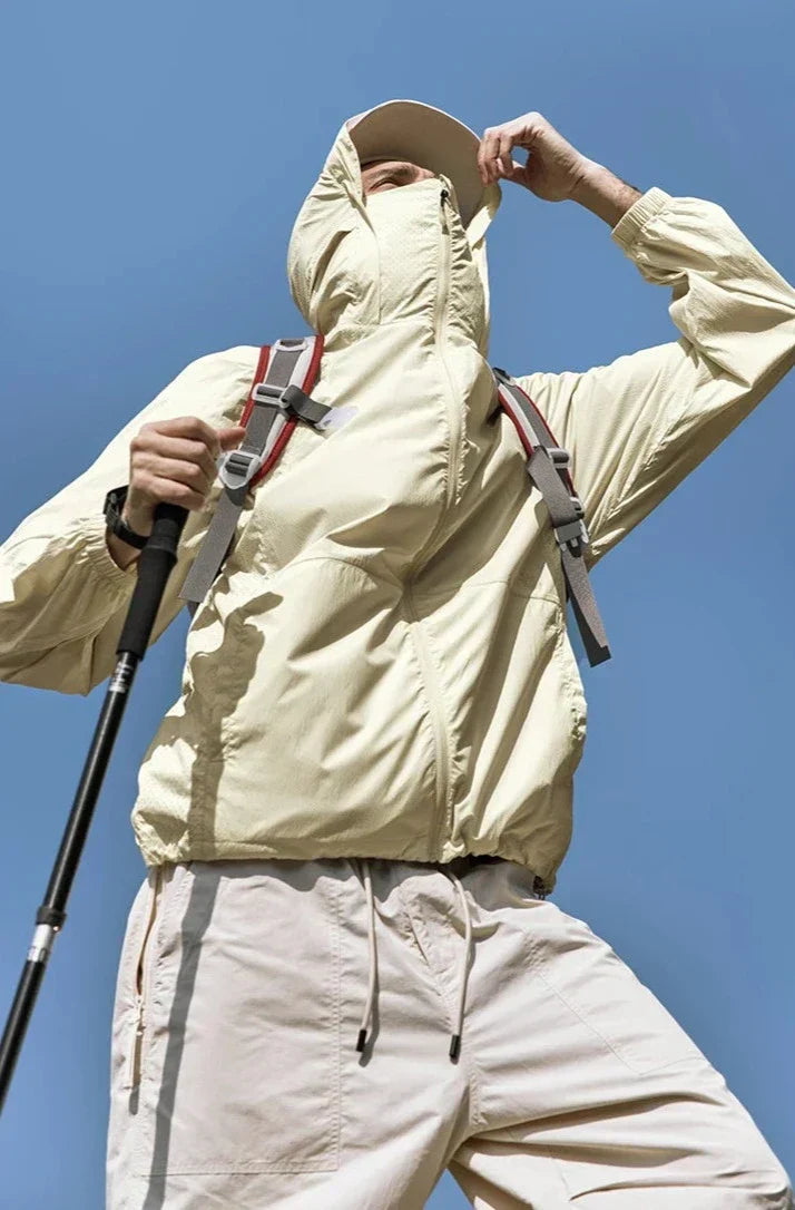 Beige Herren Wanderjacke, winddicht & wetterfest. Ideal als Sport- oder Freizeitjacke für Outdoor.