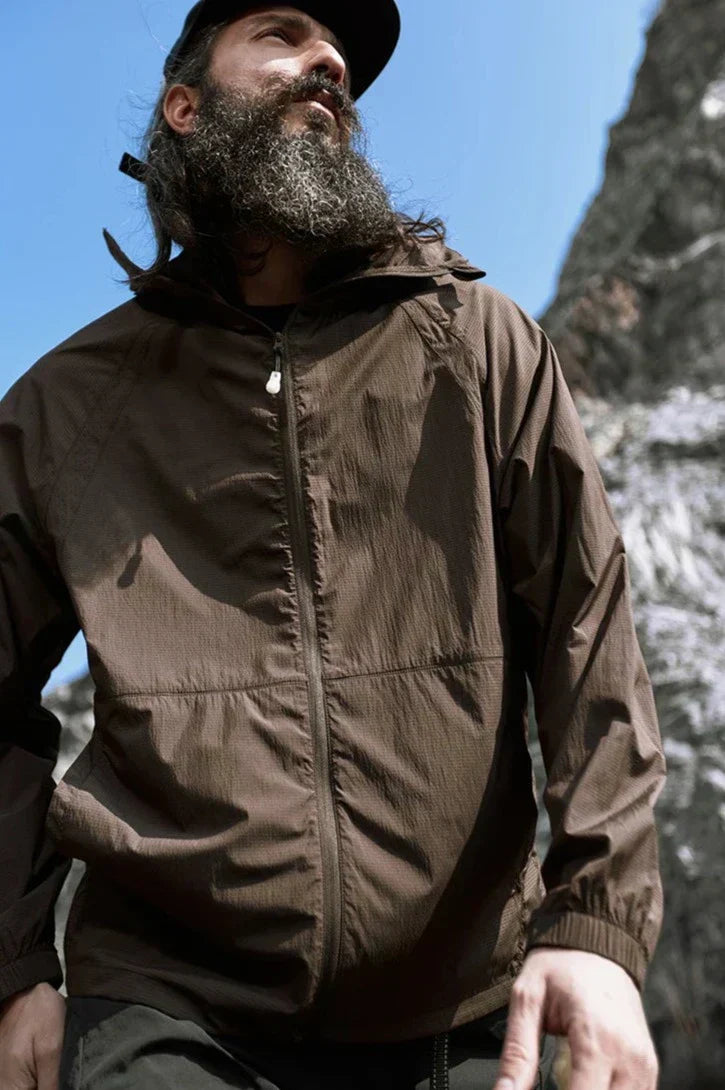 Moderne Herren Wanderjacke in Beige, leicht, atmungsaktiv & winddicht. Ideal für Freizeit & Outdoor.