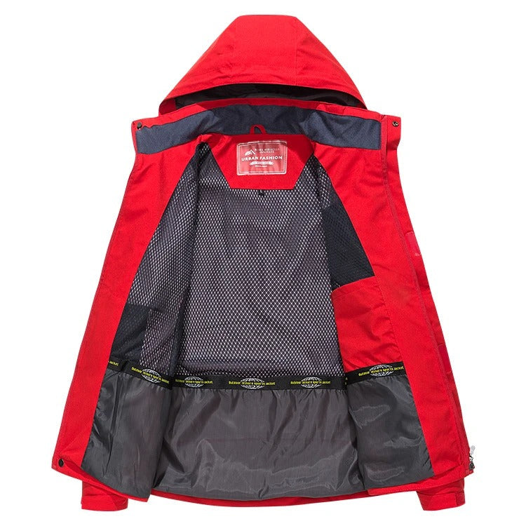 Aktiver Mann trägt grüne Thorben Herren-Wanderjacke, wasserdicht & winddicht, auf anspruchsvollen Trails.