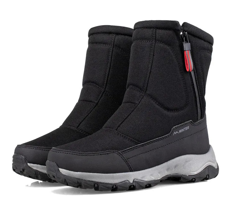 Profil der Sohle der warmen Herren-Schneestiefel, halbhoch, für sicheren Halt auf Schnee und Eis.