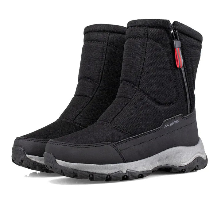 Profil der Sohle der warmen Herren-Schneestiefel, halbhoch, für sicheren Halt auf Schnee und Eis.