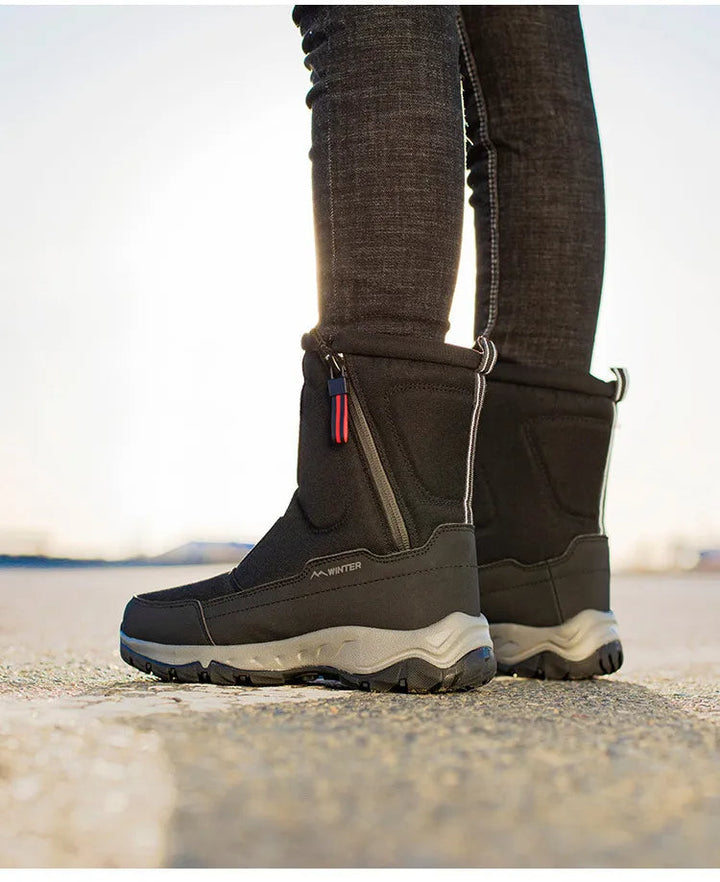Moderne, halbhohe Herren-Winterschuhe. Warm, wasserabweisend & stilvoll für Winteroutfits und Kälte.