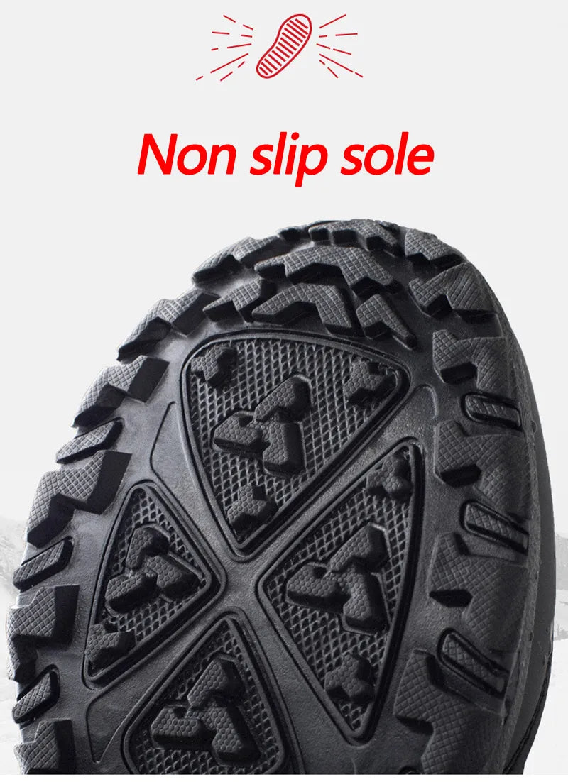 Nahaufnahme der robusten, wasserabweisenden Oberfläche der warmen Herren-Schneestiefel für den Winter.