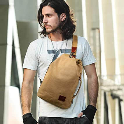 Elegante Herren Umhängetasche aus Canvas, wasserabweisend. Mit frontalem Diebstahlschutzfach für sicheren Transport.