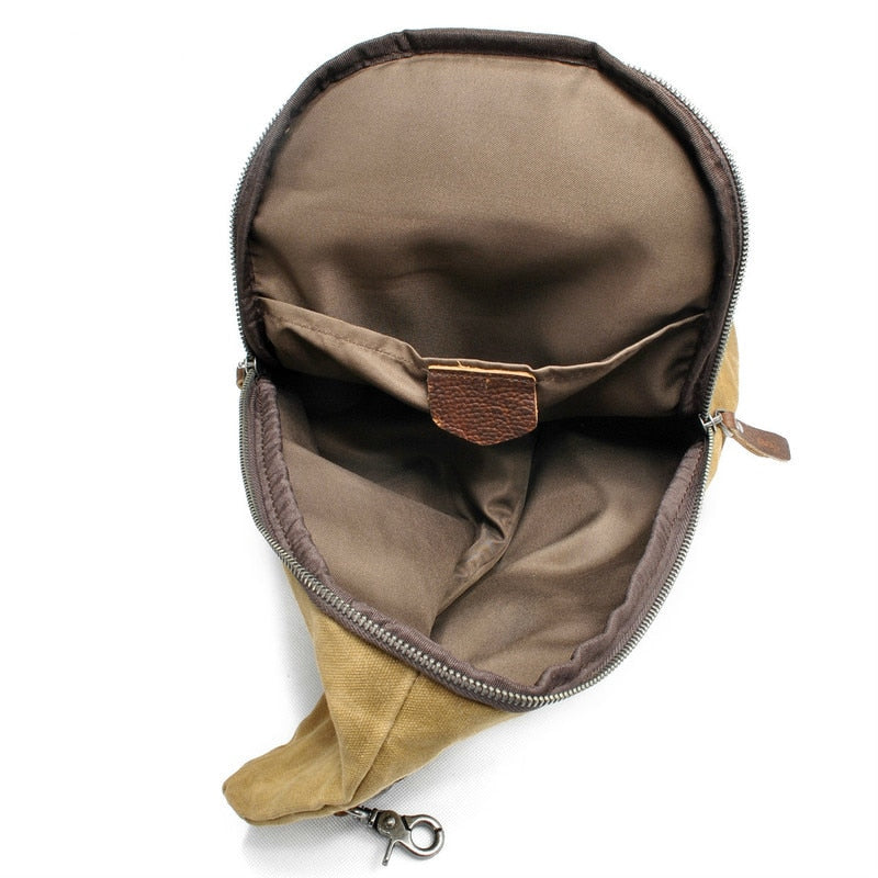 Robuste, wasserabweisende Herren Slingbag aus Canvas. Mit praktischem Anti-Diebstahlfach für Wertsachen.