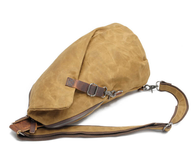 Rückseite der Herren Slingbag aus wasserabweisendem Canvas mit Anti-Diebstahlfach. Ideal für unterwegs.