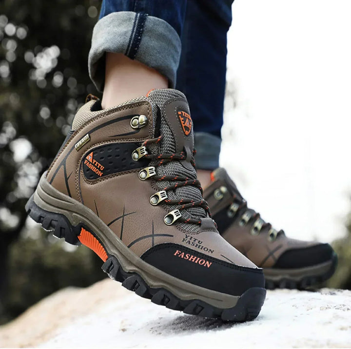 Herren Wanderstiefel in Aktion, wasserdicht, bieten sicheren Tritt durch ergonomische Sohle im Gelände.