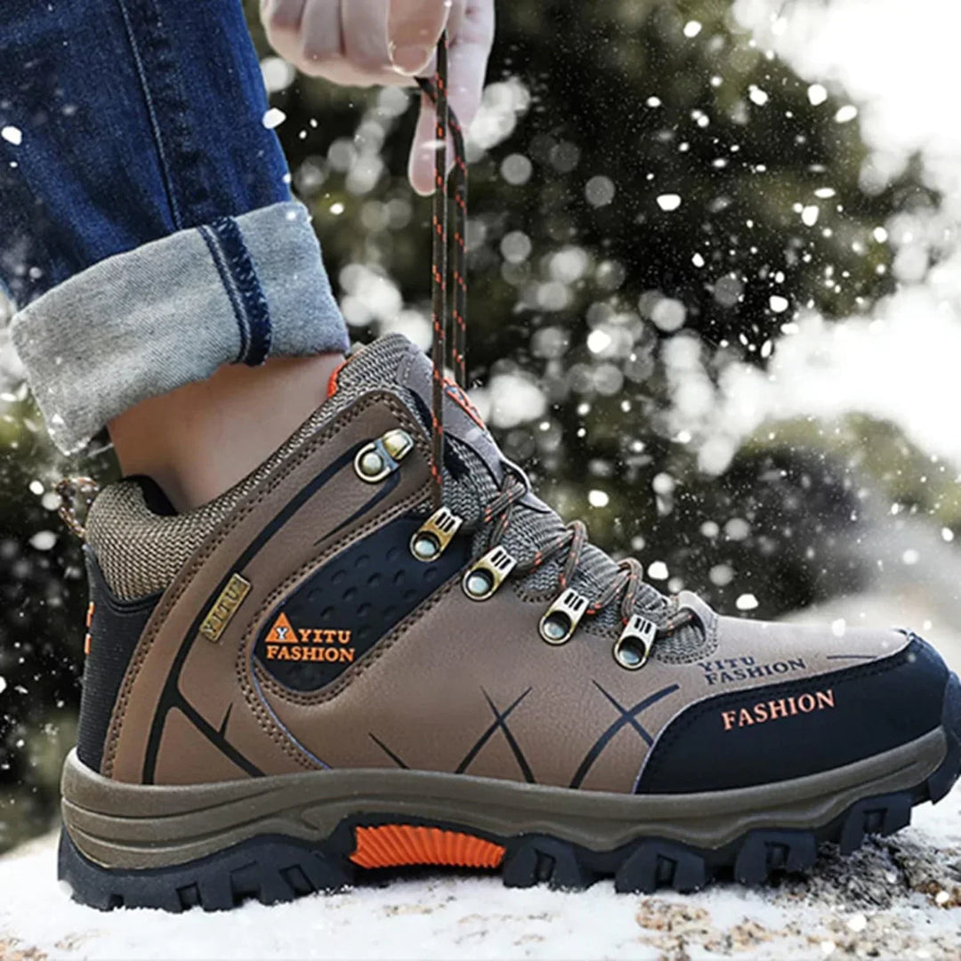 Detail der wasserdichten Materialien und ergonomischen Passform dieser Herren Trekkingstiefel.