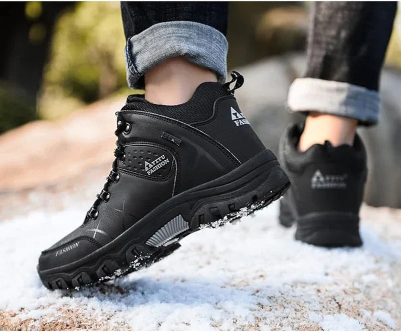 Hochwertige Herren Wanderstiefel, wasserdicht, ergonomisch und bequem, ideal für anspruchsvolle Touren.