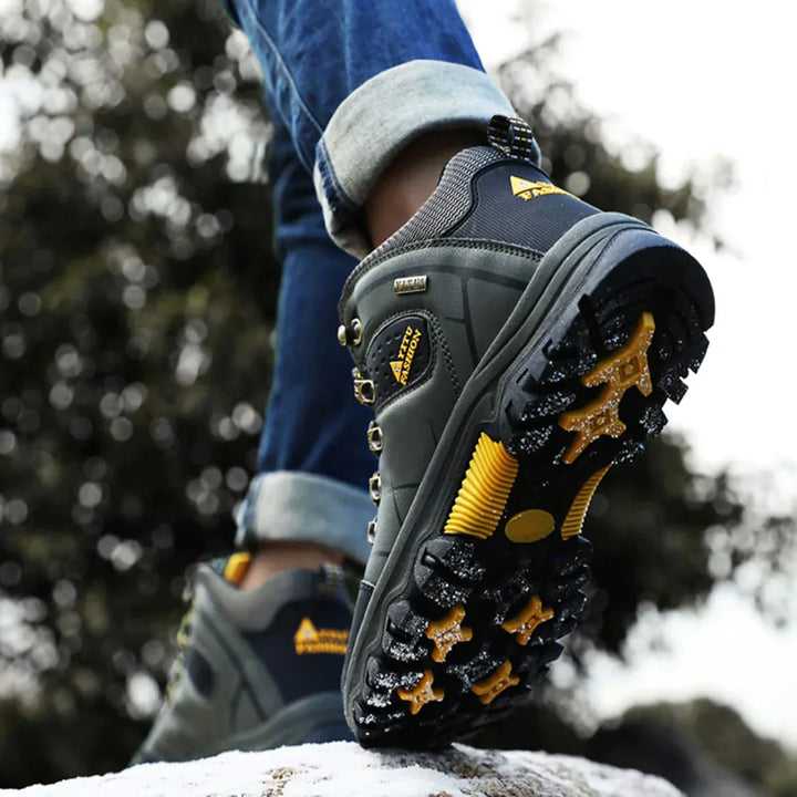 Nahaufnahme der ergonomischen Sohle der Herren Wanderstiefel, für optimalen Halt und Komfort.