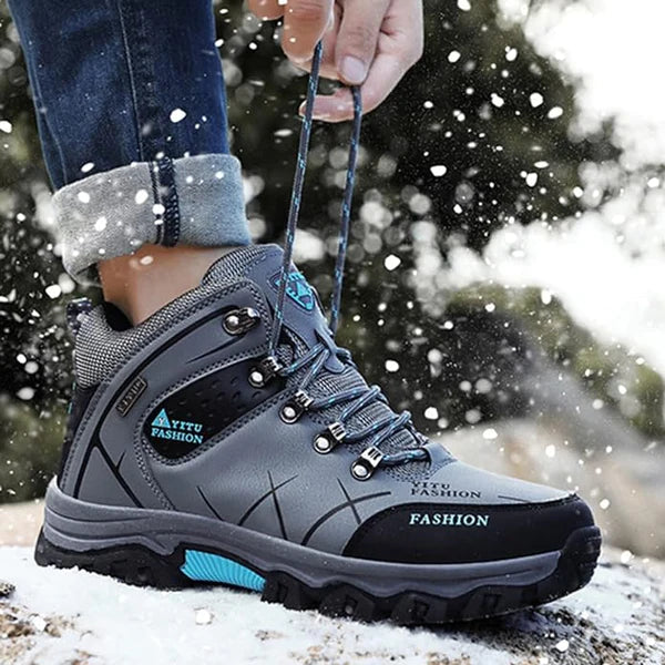 Vorderansicht der Herren Herbststiefel, wasserdicht und ergonomisch, bereit für jede Herausforderung.