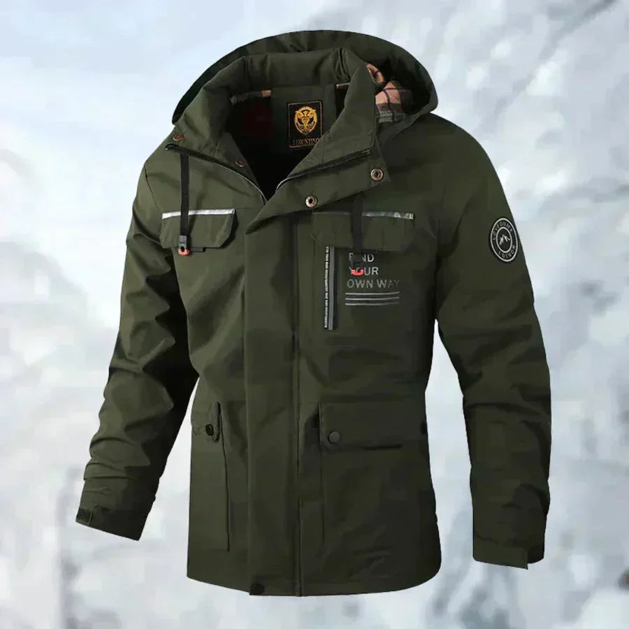 Nahaufnahme der abnehmbaren Kapuze der wasser- und winddichten Herren Allwetterjacke.