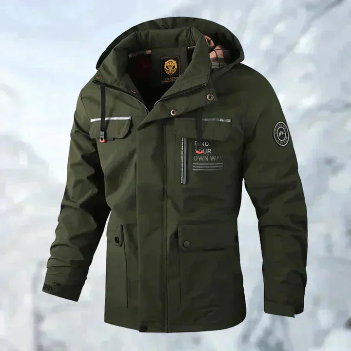 Nahaufnahme der abnehmbaren Kapuze der wasser- und winddichten Herren Allwetterjacke.