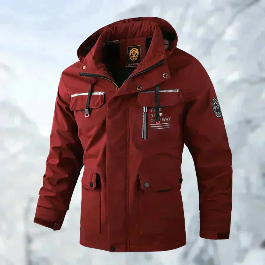 Rückansicht der Herren Regenjacke mit Kapuze, wasserdicht, winddicht, ideal für Outdoor-Abenteuer.