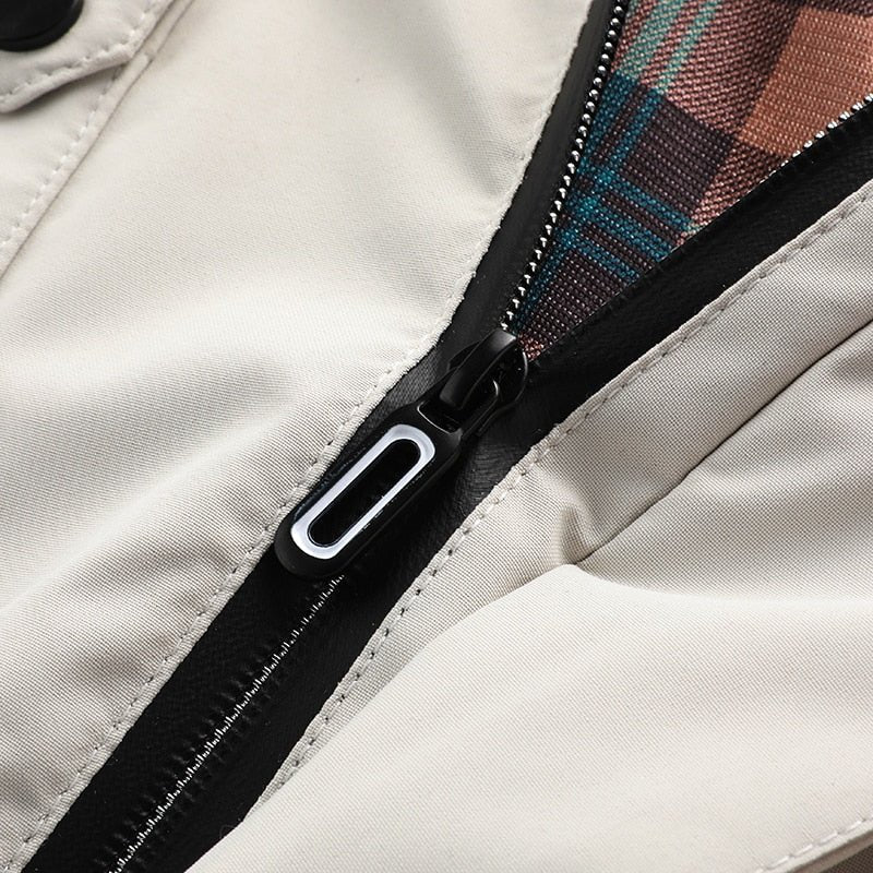 Stylische Herren Übergangsjacke, wind- & wasserdicht, ideal für Freizeit & Regenwetter, mit Kapuze.