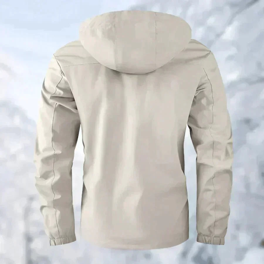 Detailaufnahme der wasserdichten Herrenjacke: Reißverschluss, Taschen, abnehmbare Kapuze.