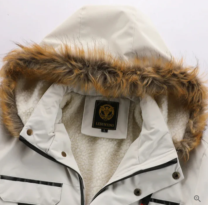 Funktionelle Herrenjacke mit wasserdichter Membran, ideal für Wintersport & Abenteuer in der Natur.