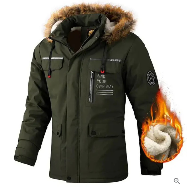 Detailaufnahme: Wasserdichte Reißverschlüsse und Taschen an der Herren-Outdoorjacke.