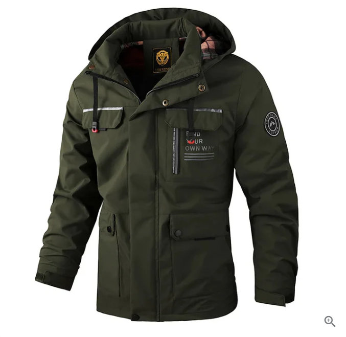 Mann trägt warme, wasserdichte Herren-Winterjacke beim Wandern in winterlicher Landschaft.