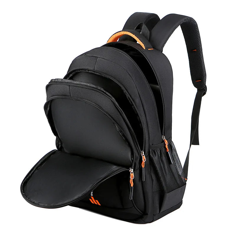 Vielseitiger wasserdichter Herrenrucksack als Business-, Freizeit- oder Reiserucksack nutzbar.