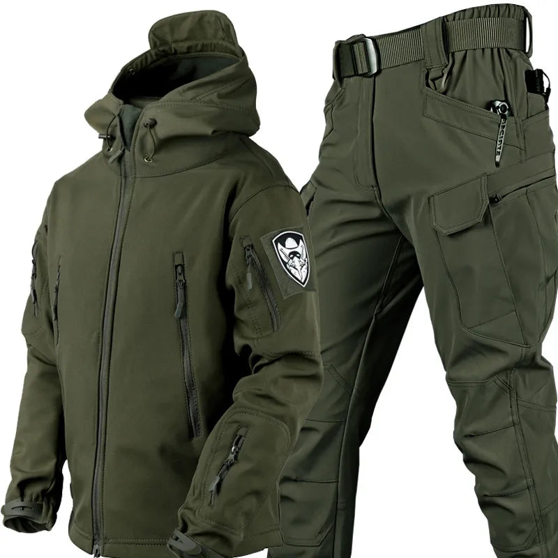 Modernes, taktisches Herren Outdoor-Set. Wetterfeste Outdoorbekleidung für aktive Männer, ideal für Freizeit & Sport.