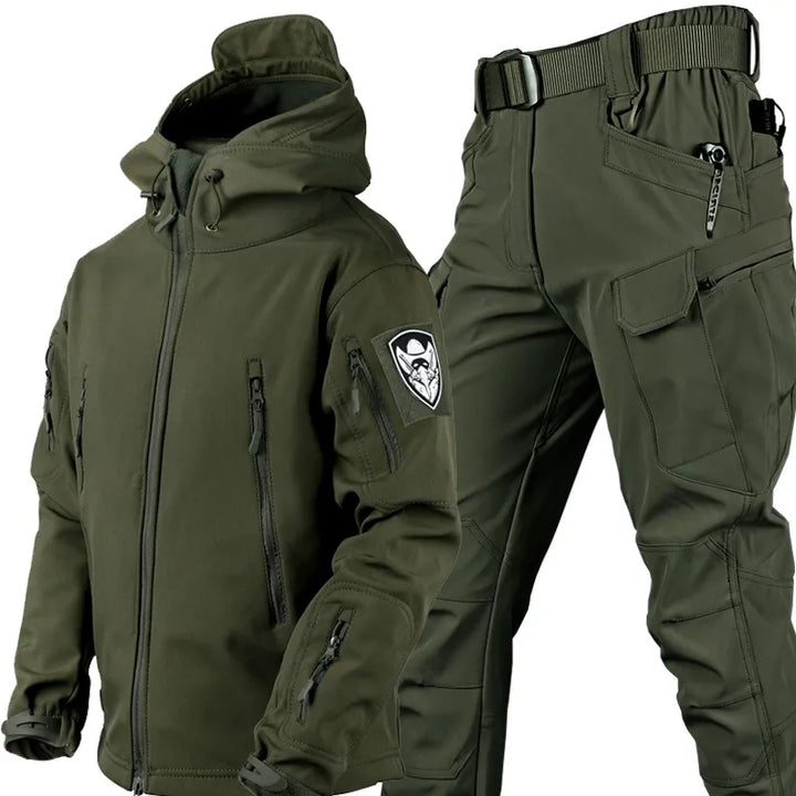 Modernes, taktisches Herren Outdoor-Set. Wetterfeste Outdoorbekleidung für aktive Männer, ideal für Freizeit & Sport.