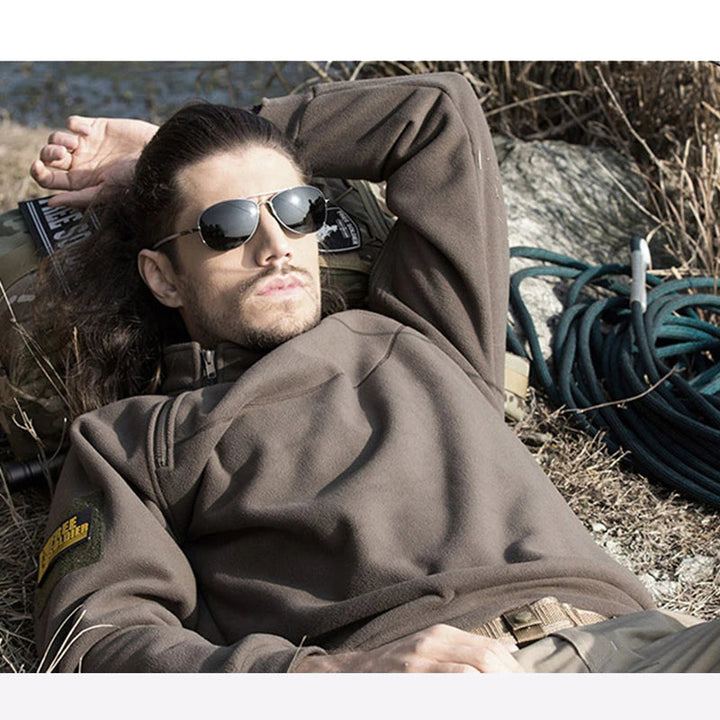 Vielseitiger Herren Taktik-Pullover, winddicht & warm für Outdoor, Freizeit & Winter, mit Reißverschluss.