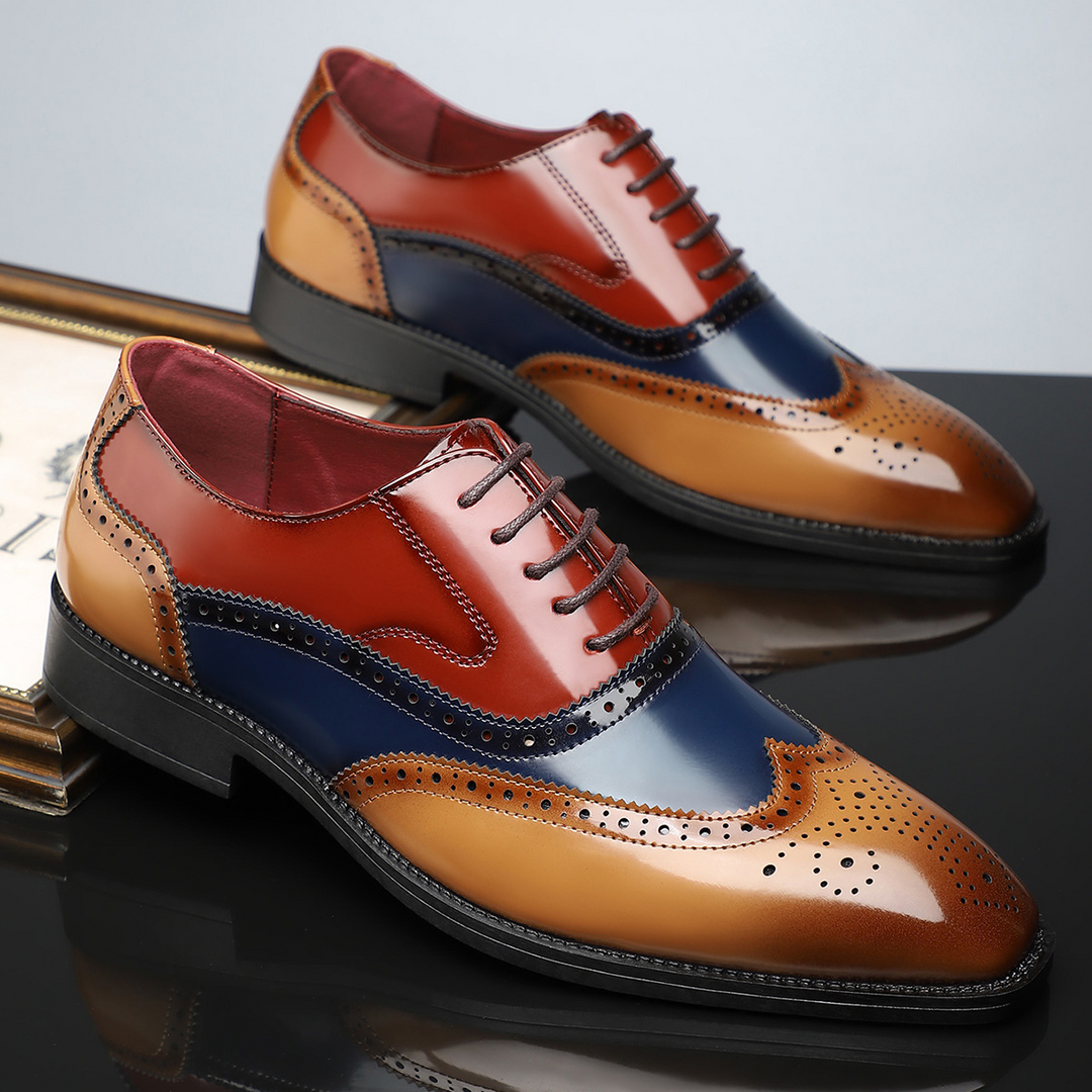 Detailreiche Herren Wingtip Brogue Schnürschuhe mit charakteristischem Broguing-Muster & glänzendem Finish.