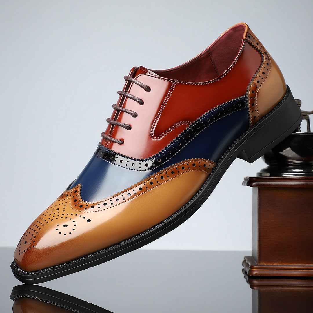Hochwertige Herren Abendschuhe: Edle Wingtip Brogues, die Eleganz und Stil für jeden Anlass verkörpern.