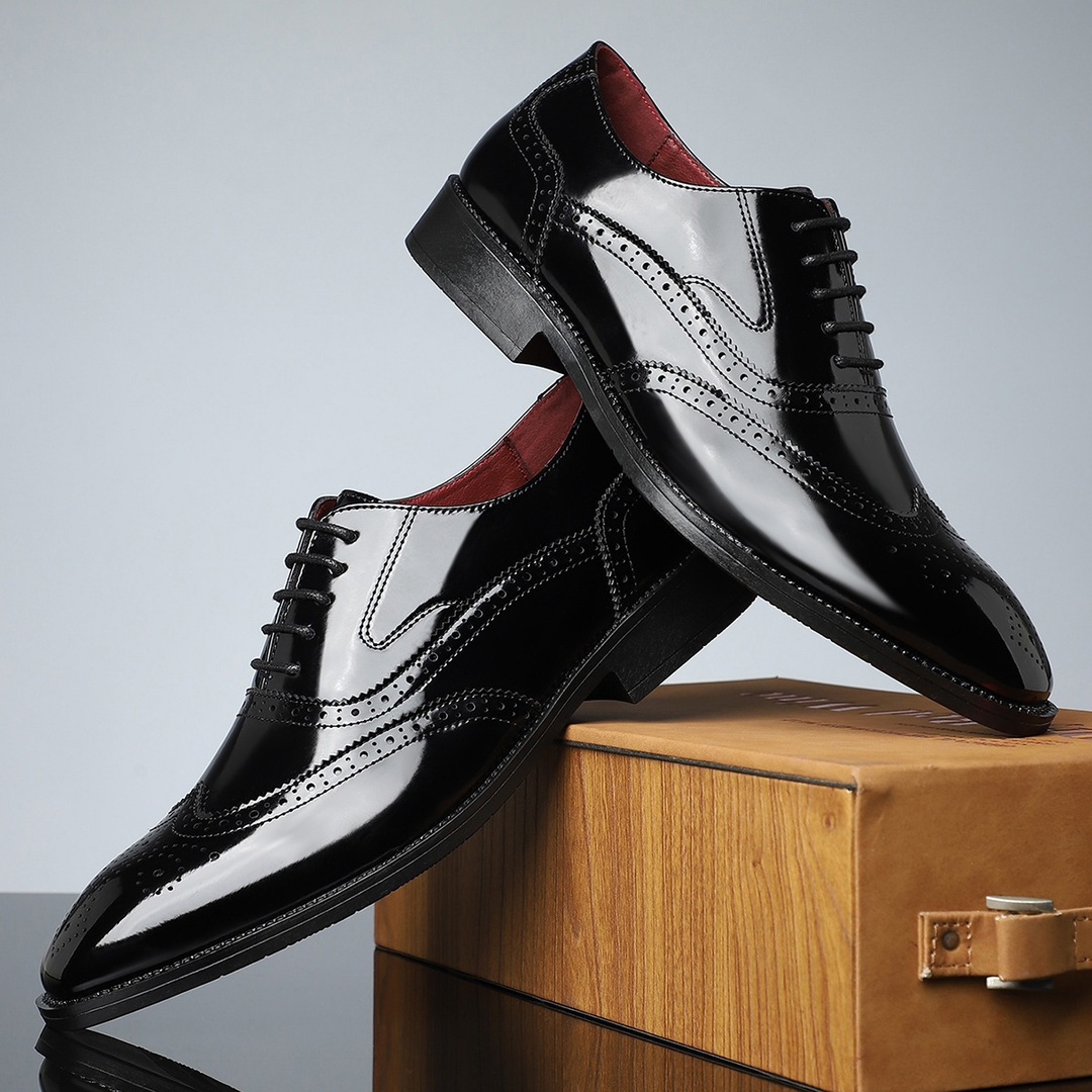 Stilvolle Herren Wingtip Brogue Schnürschuhe, ein Must-have für den eleganten Auftritt im Businessalltag.