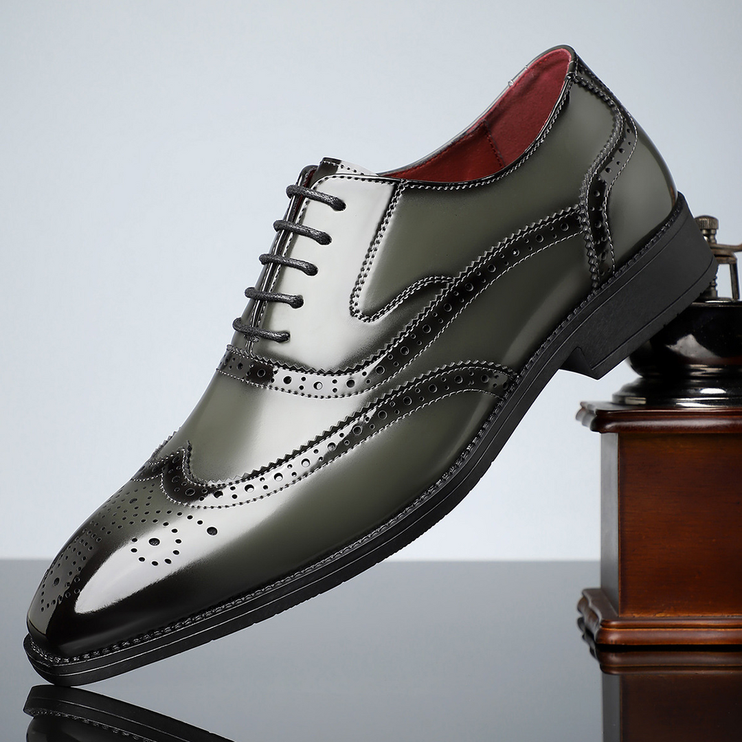 Traditionelle Herren Wingtip Brogues, die mit ihrer eleganten Schnürung und dem Design beeindrucken.