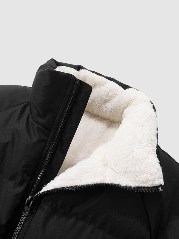 Trendige Herren Pufferjacke, leicht & warm, ideal für Wintermode und Outdoor-Abenteuer im Schnee.