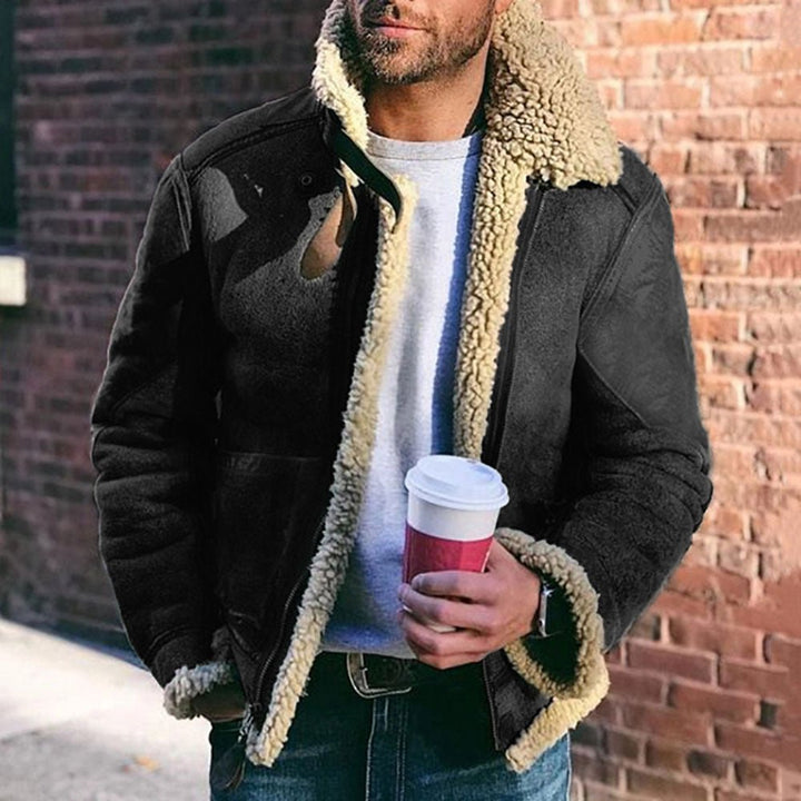 Mann trägt warme Thies Winterjacke im Lammfell-Stil für Freizeit & Outdoor-Aktivitäten, elegant & casual.