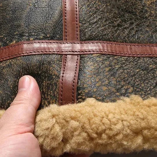 Detailansicht der Thies Herren Winterjacke: Kuscheliges Futter & robustes Material, warm & bequem für Outdoor.
